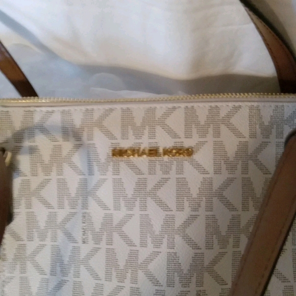 Michael Kors Jet Set MD Saffiano Leather Tote Handbag In VANILLA/LUGG - Picture 13 of 14